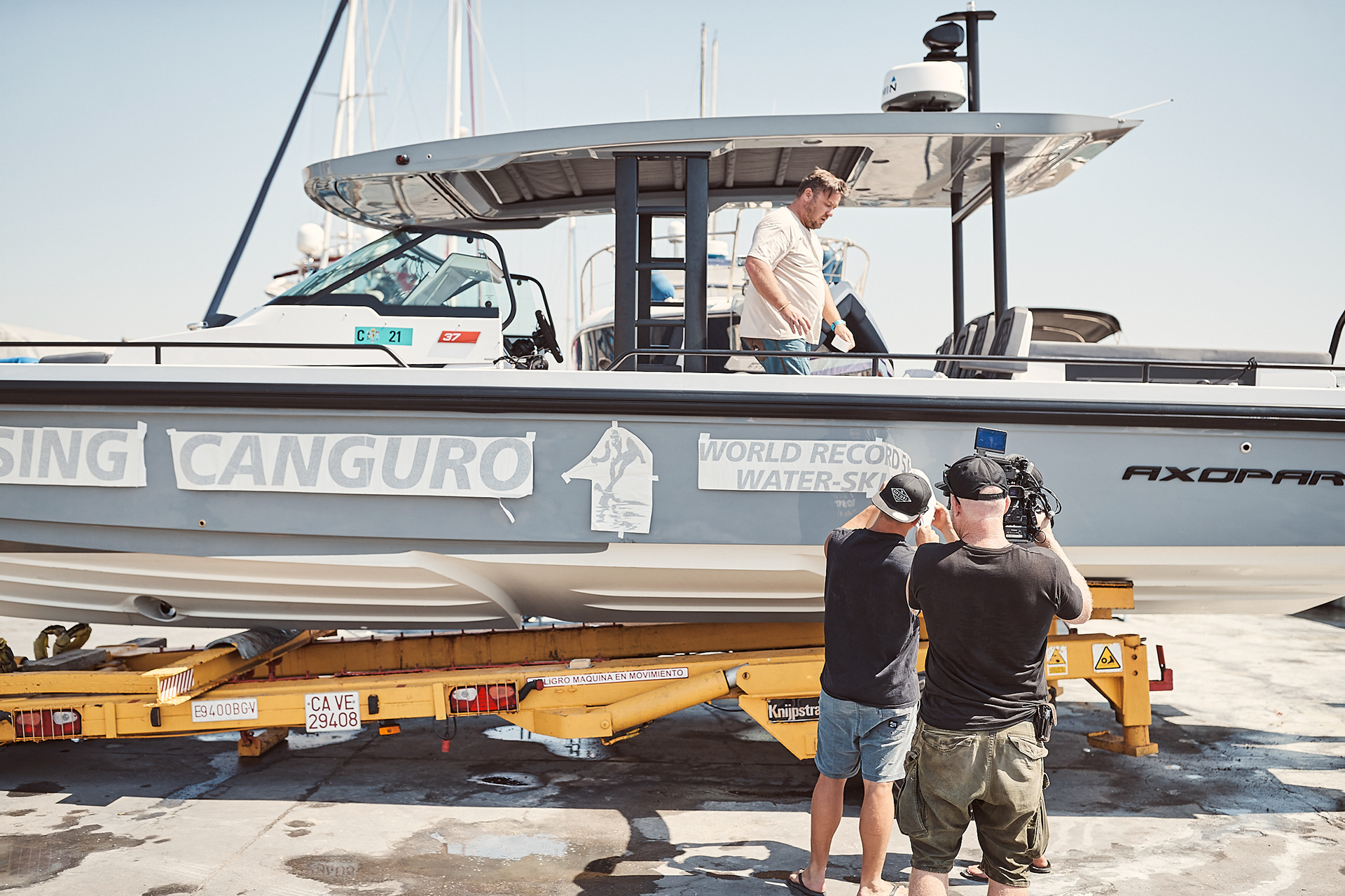 Chasing Canguro, Spain
