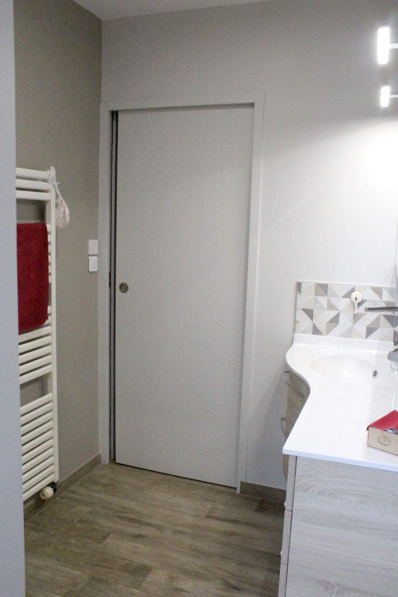 Porte à galandage vers le lave mains