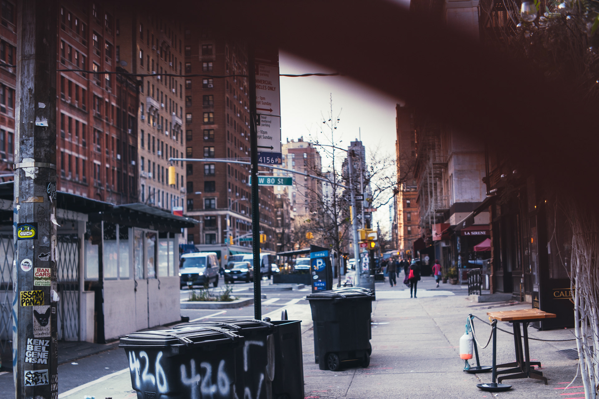 NYCで最初に撮った写真。治安がどの程度か分からずカメラを構えるのが怖くてファインダーを覗かず撮ったらカメラストラップが映り込んでしまった。旅の始まりを象徴する写真。
