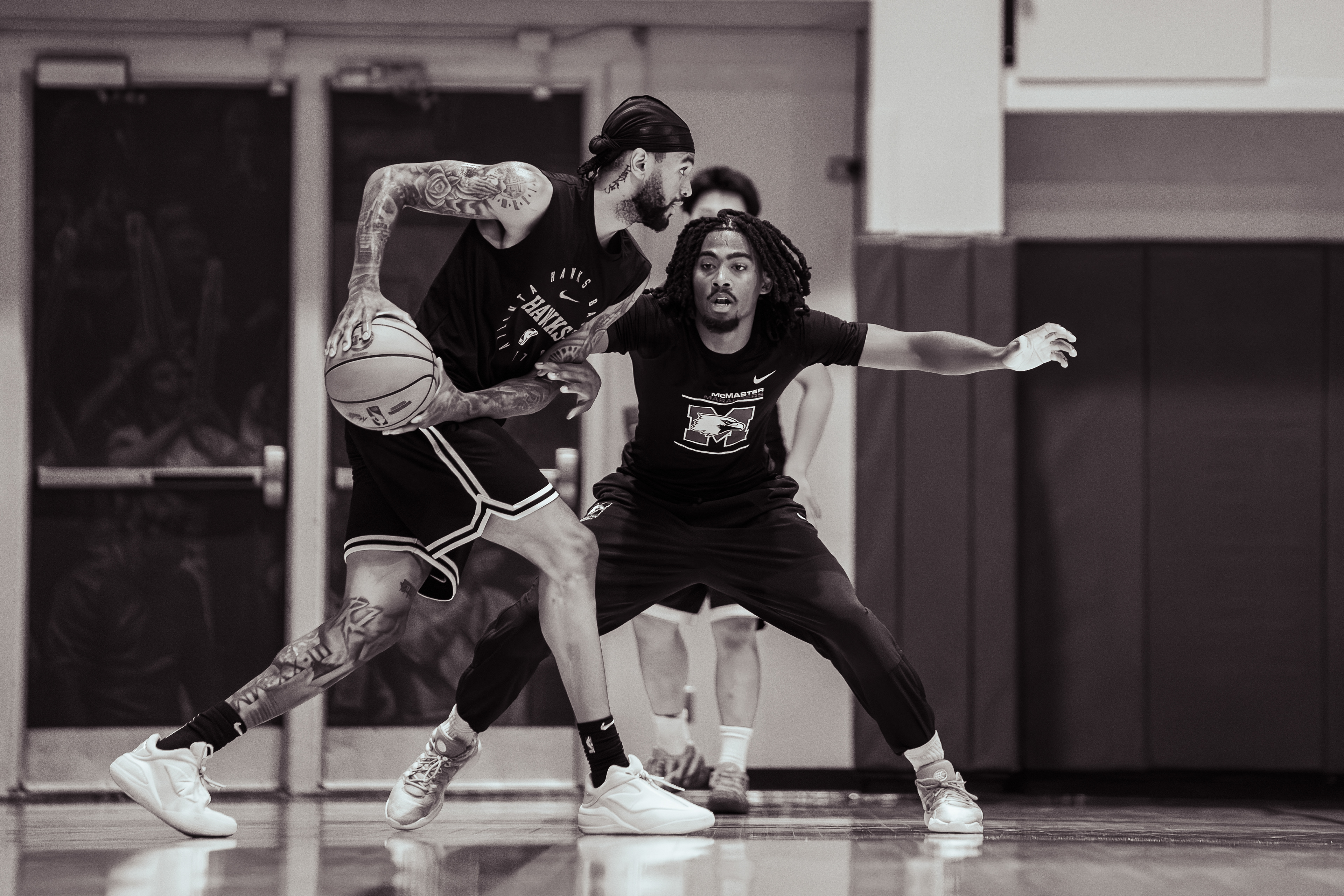 McMaster University's Jeremiah Francis guards Atlanta Hawk Nickiel Alexander-Walker during a pickup game in Hamilton on September 15, 2025. (Photo by Jay Barlett) 
