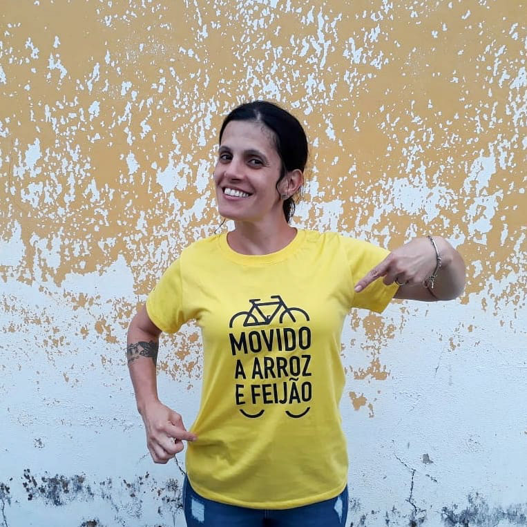 Vanessa usando camiseta 100% algodão orgânico Arroz com Feijão, da coleção Bike