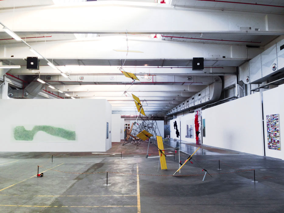Freie Schalung; 6 Bau-Schaltafeln, geölt, 21 Schraubzwingen.