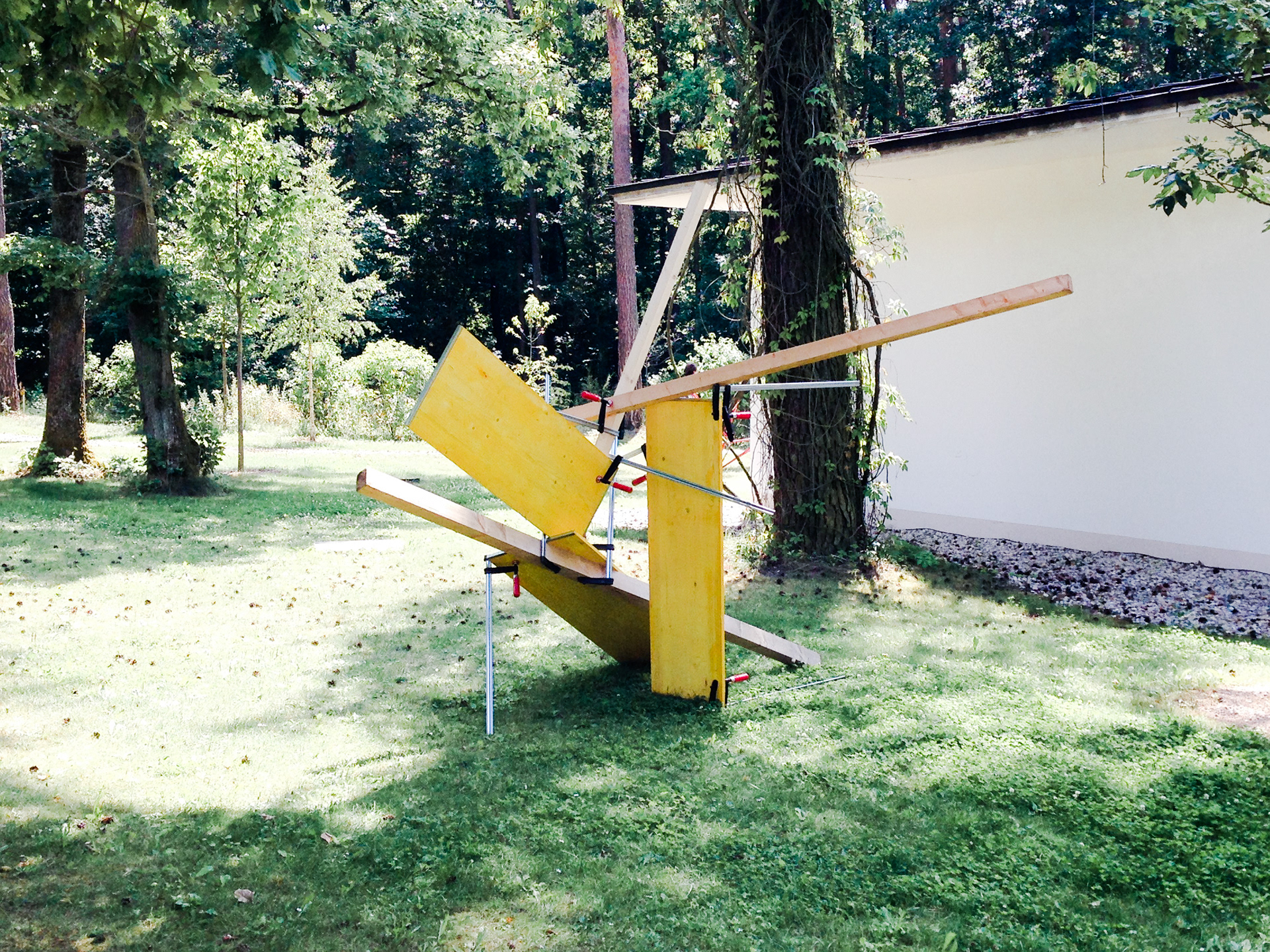 Konglomerat, 2017 3 Bau-Schaltafeln, 8 Schraubzwingen, 3 KVH-Kanthölzer ca. 3x4x3m Ausstellungsansicht bei der Jahresausstellung der Akademie der bildenden Künste in Nürnberg 2017