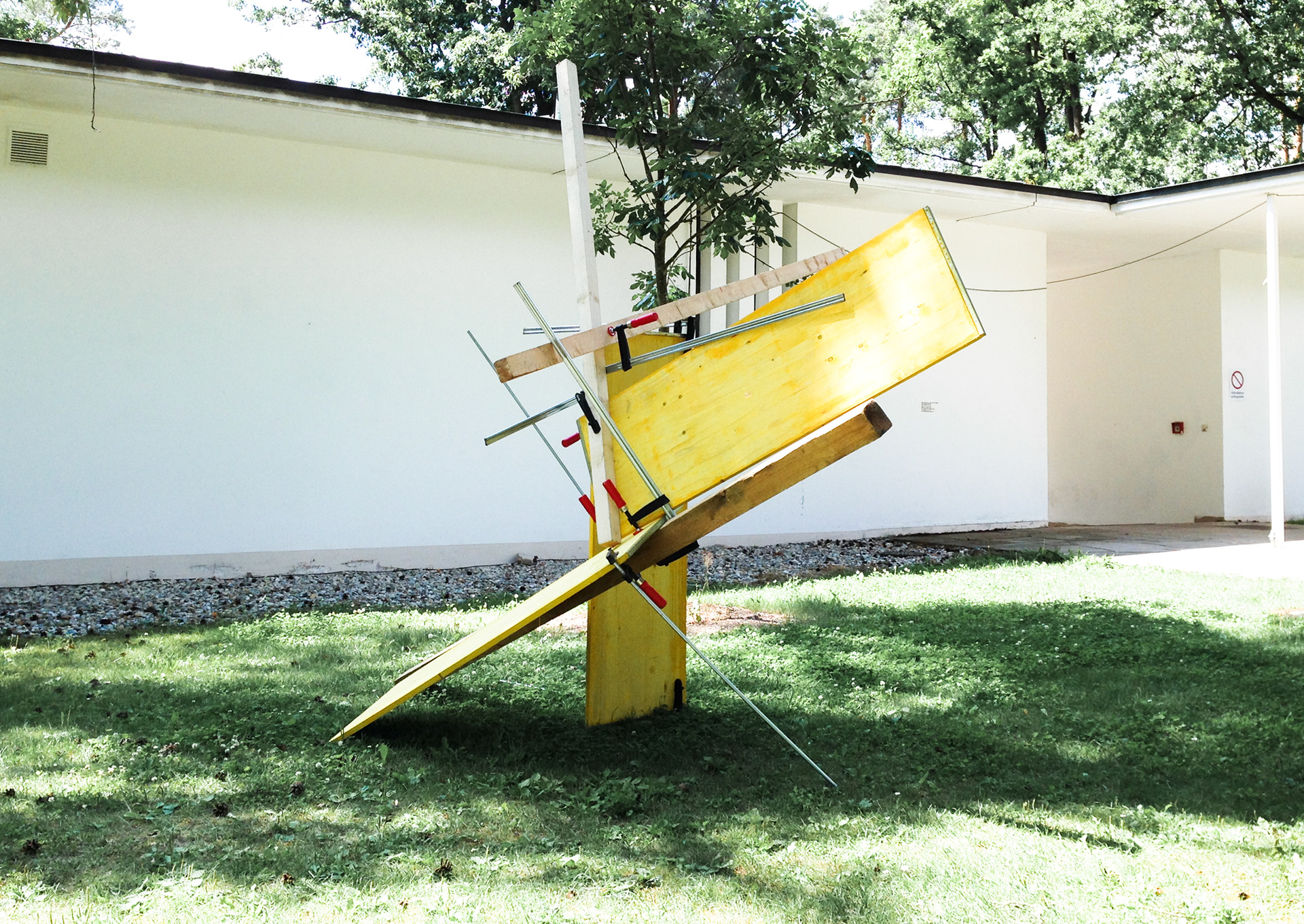 Konglomerat, 2017 3 Bau-Schaltafeln, 8 Schraubzwingen, 3 KVH-Kanthölzer ca. 3x4x3m Ausstellungsansicht bei der Jahresausstellung der Akademie der bildenden Künste in Nürnberg 2017