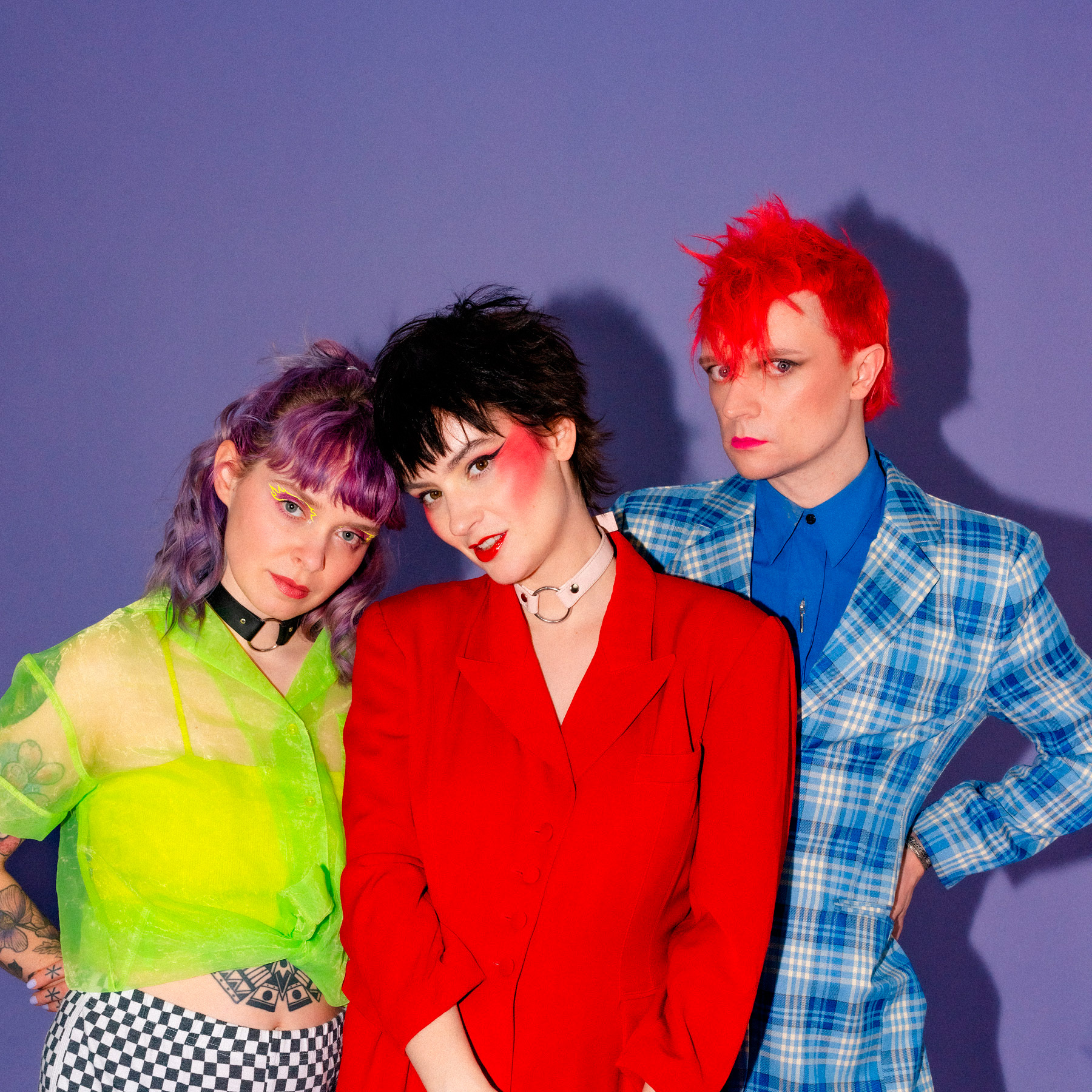 Bandfoto von Lobsterbomb in knalligen Farben und schrägen Outfits