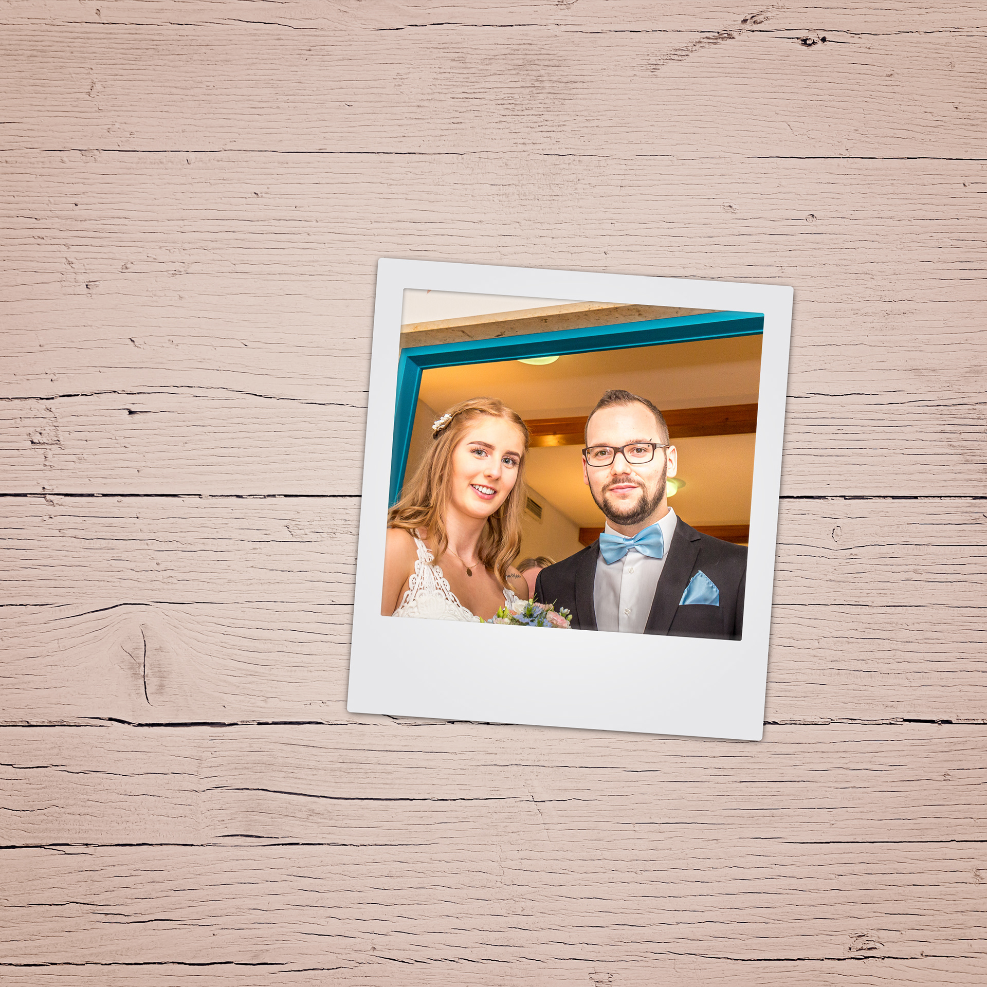 Fujifilm Instax: Suprafață lucioasă, Dimensiunea filmului: 54 x 86 mm Dimensiune imagine: 46 x 62 mm