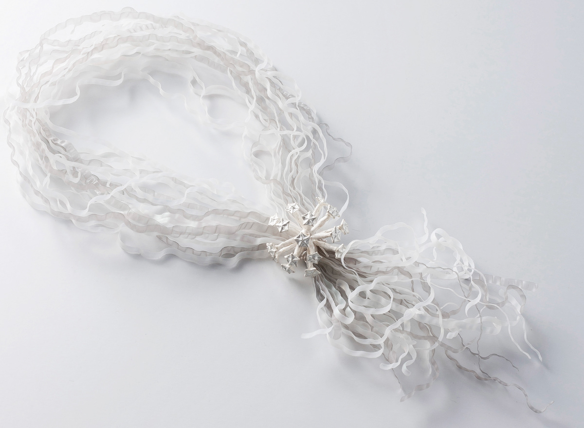"Daydream" halssmycke Ingrid Bärndal, silver, polypropen. Foto: Hans Bjurling