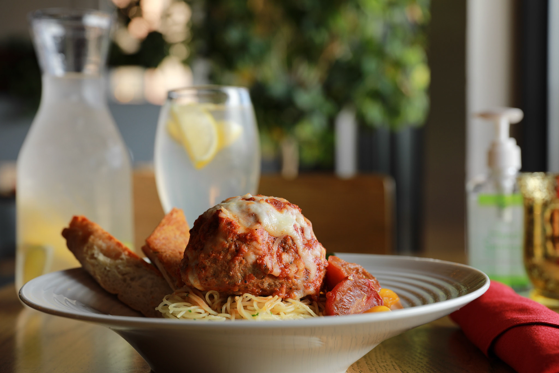 Spaghettiwith Meatball &amp; Garlic Bread