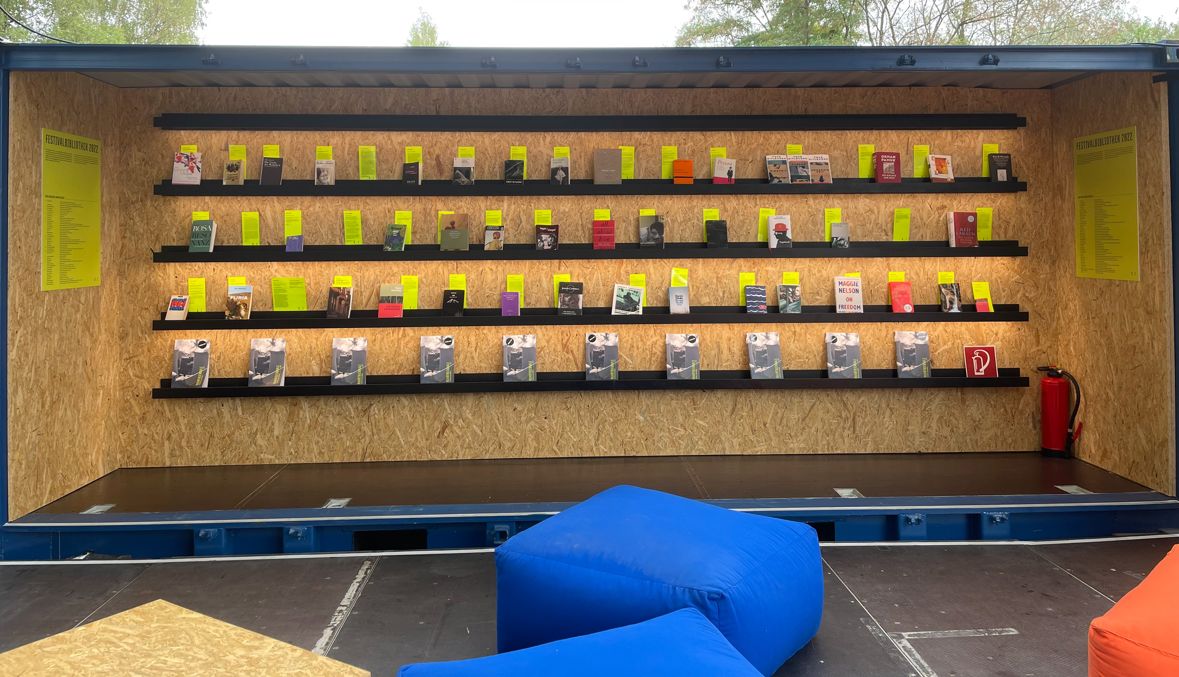 Festivalbibliothek in der Pappelwaldkantine