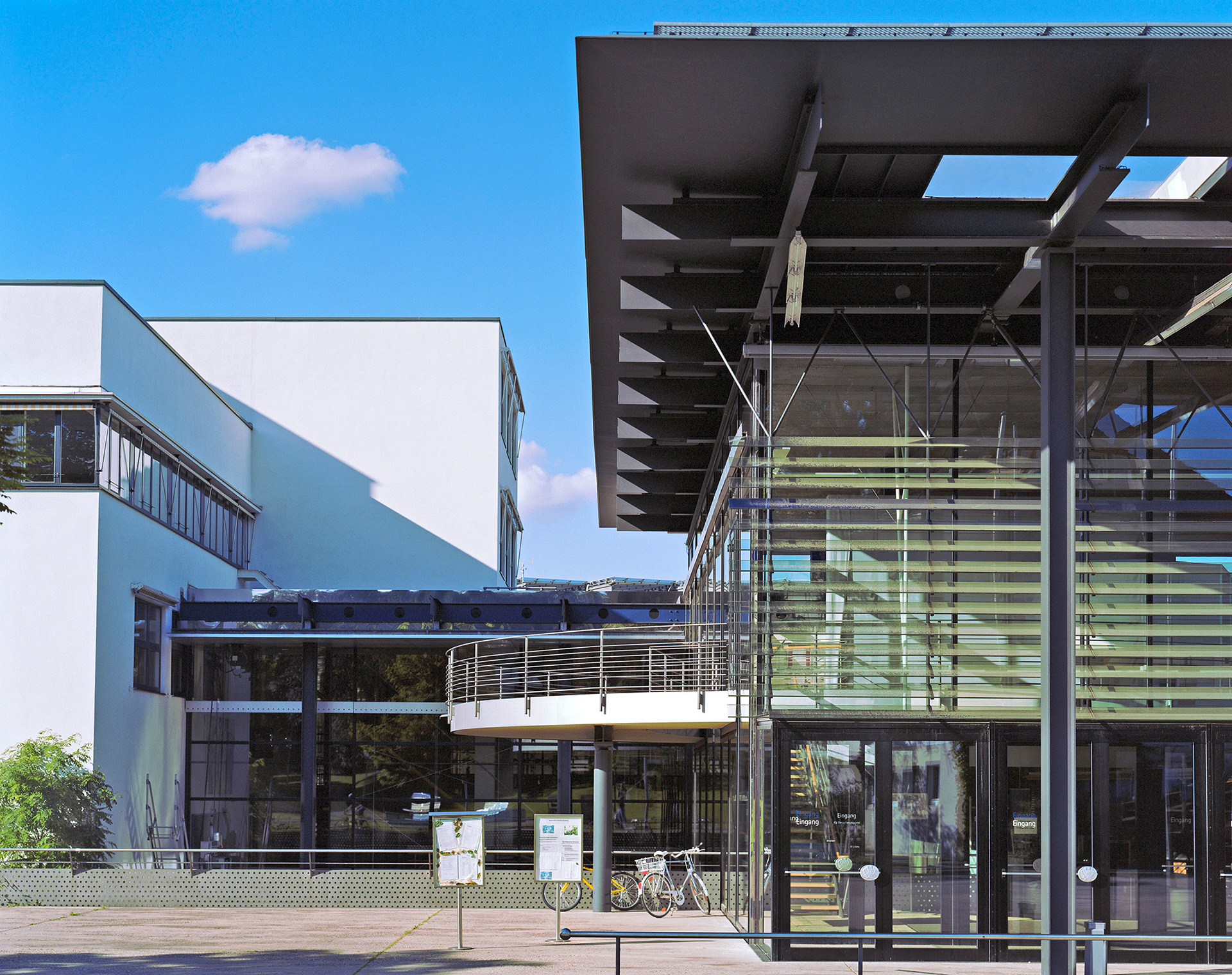 Neues Plenargebäude, Entwurf von Behnisch & Partner. Bundestag in Bonn Eingangsbereich.  Entrance area of the Bundestag in Bonn. New plenary building, designed by Behnisch and Partner. Bundestag in Bonn Entrance area.