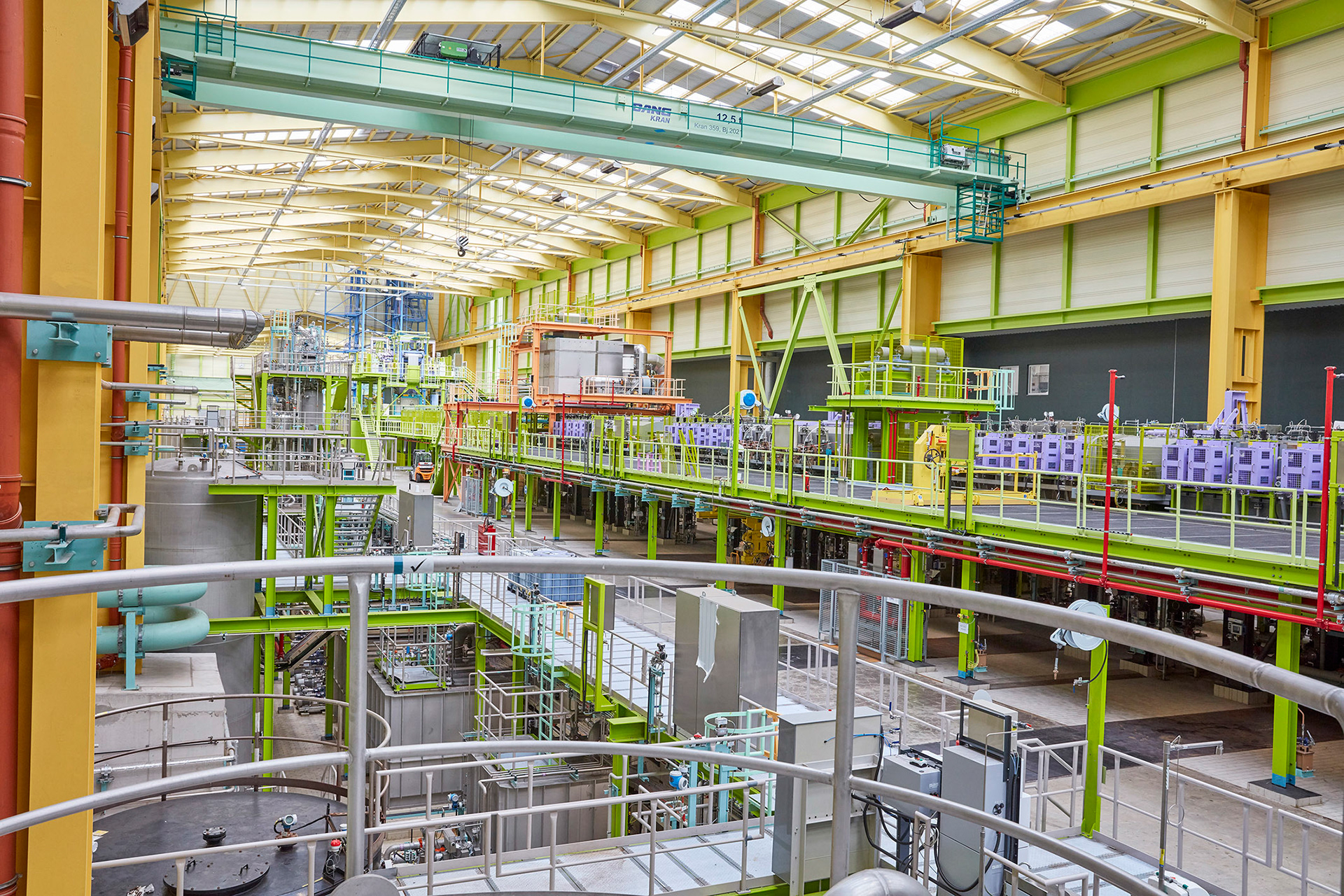  Innenansicht einer industriellen Werkhalle. Interior view of an industrial workshop.