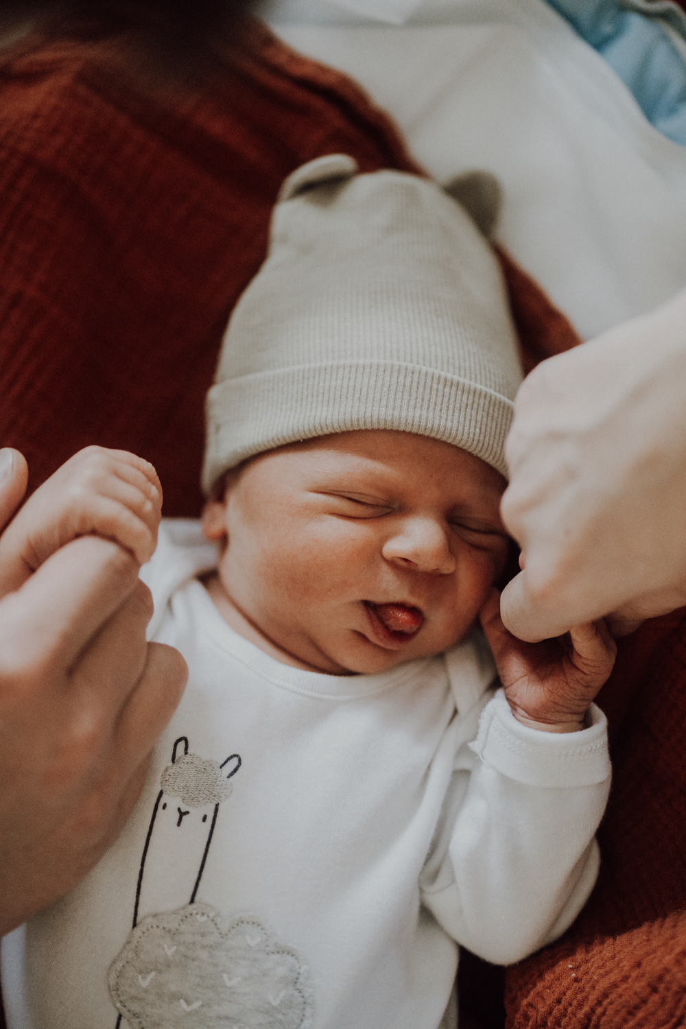 Fresh48 ~ přirozené focení prvních hodin po narození v Plzni a okolí. Detaily, klid a první doteky bez stylizace.