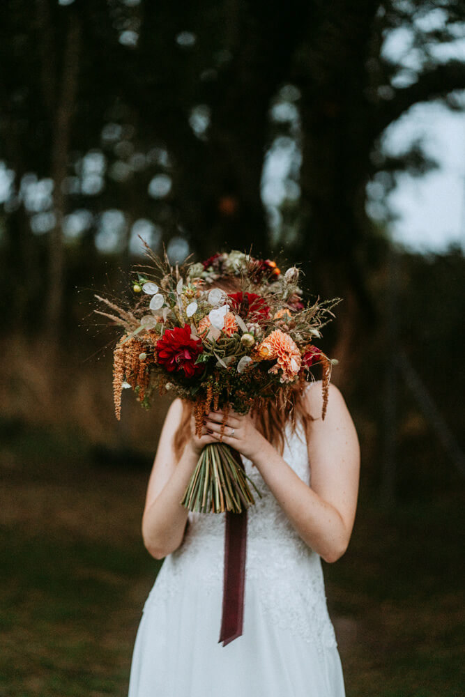 Přirozený moment ze svatebního dne zachycený dokumentárním stylem. Svatební fotografka Plzeň.