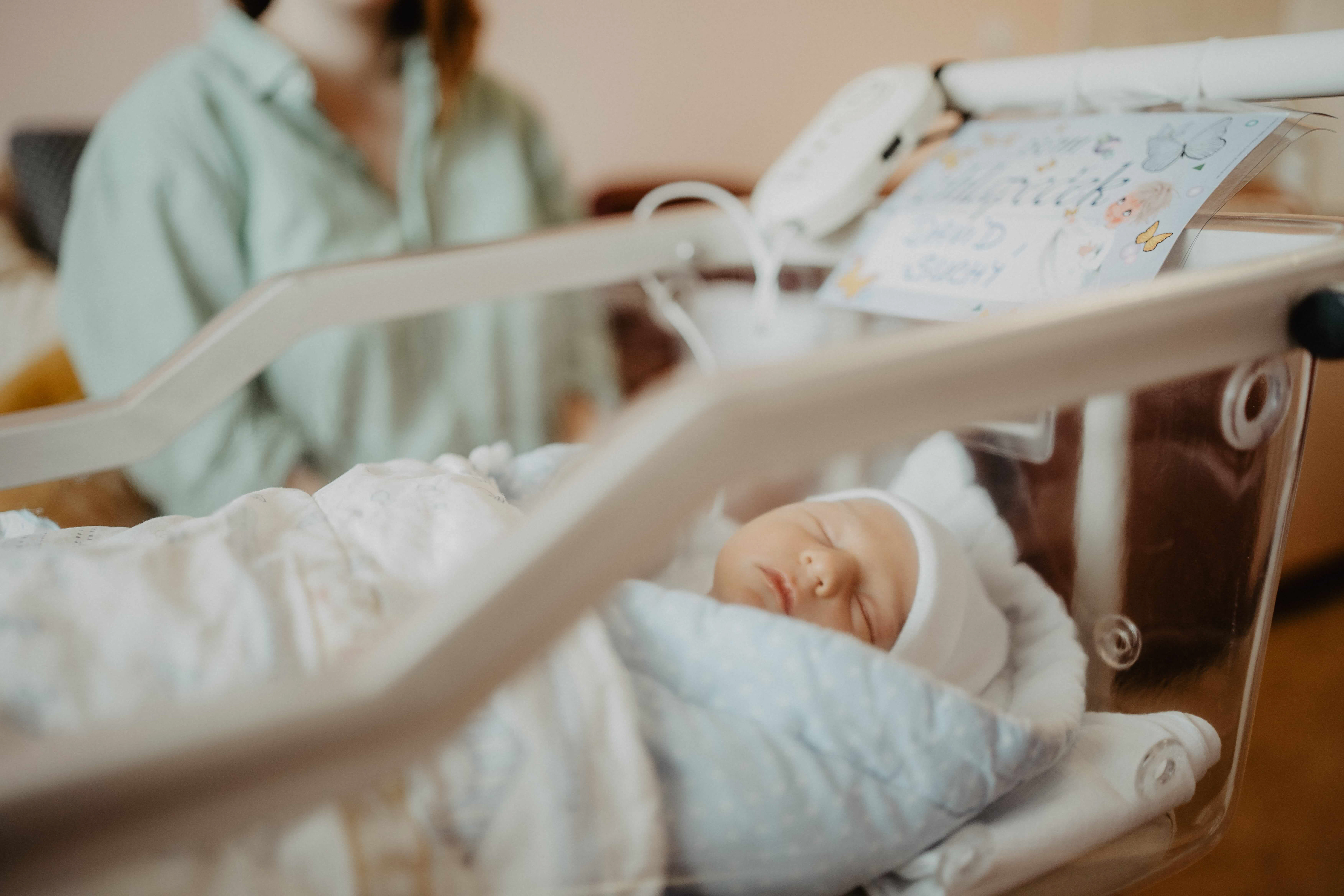 Fresh48 – přirozené focení prvních hodin po narození v Plzni a okolí. Detaily, klid a první doteky bez stylizace.