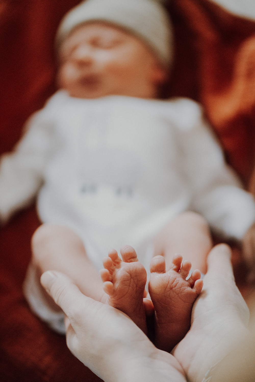 Fresh48 ~ přirozené focení prvních hodin po narození v Plzni a okolí. Detaily, klid a první doteky bez stylizace.