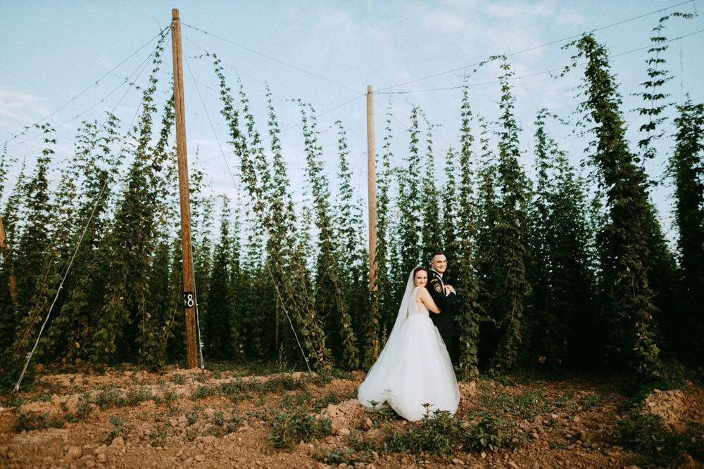 Svatební fotografie novomanželů před vinicemi nedaleko Rakovníka.