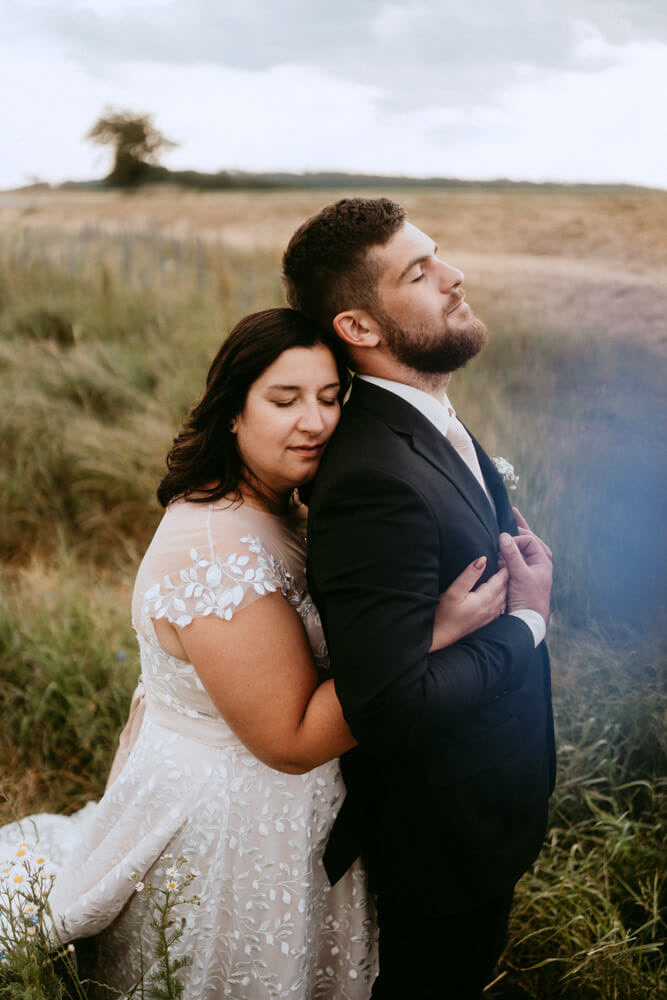 Přirozený moment ze svatebního dne zachycený dokumentárním stylem. Svatební fotografka Plzeň.