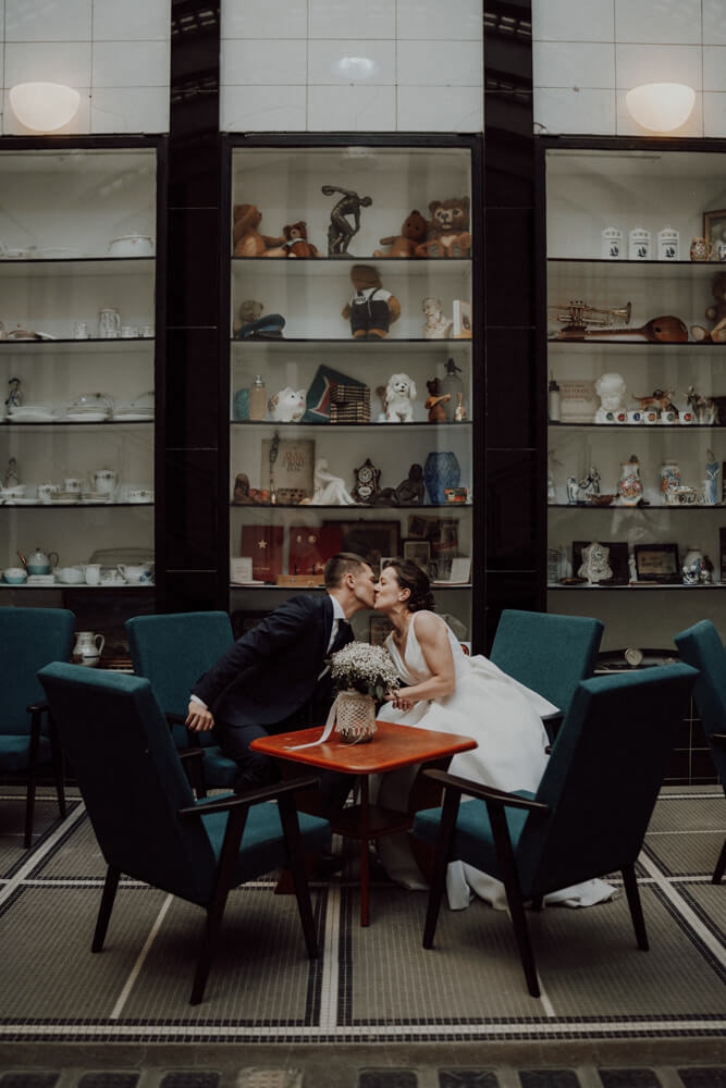 Svatební portrét novomanželů focený v klidu a přirozeném světle. Dokumentární svatební fotografie z Plzně a okolí.