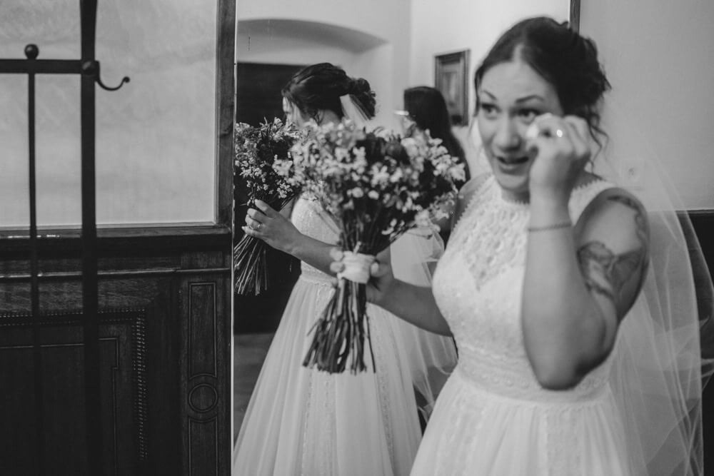 Přirozený moment ze svatebního dne zachycený dokumentárním stylem. Svatební fotografka Plzeň.