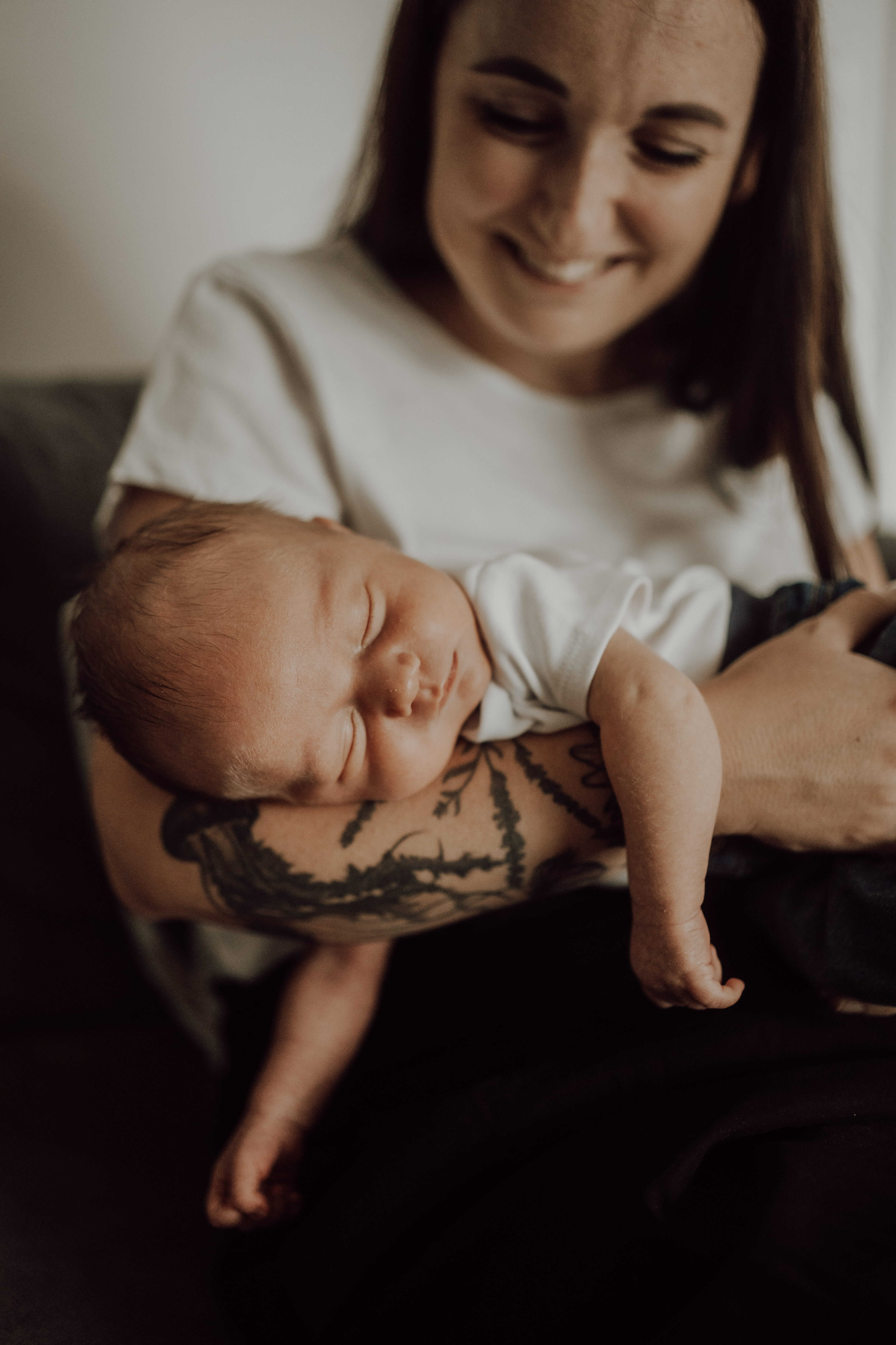 Fresh48 – přirozené focení prvních hodin po narození v Plzni a okolí. Detaily, klid a první doteky bez stylizace.