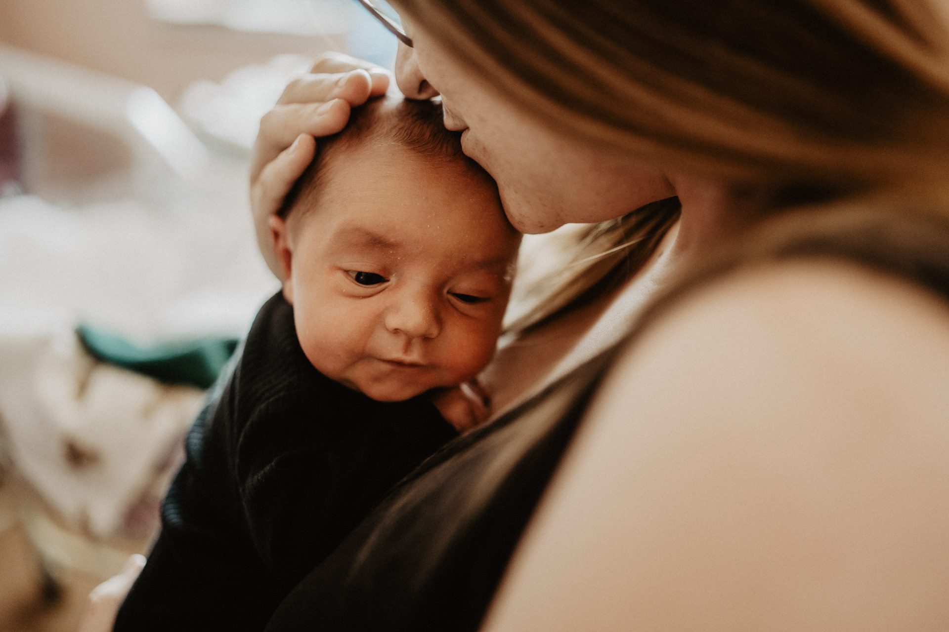 Fresh48 – přirozené focení prvních hodin po narození v Plzni a okolí. Detaily, klid a první doteky bez stylizace.