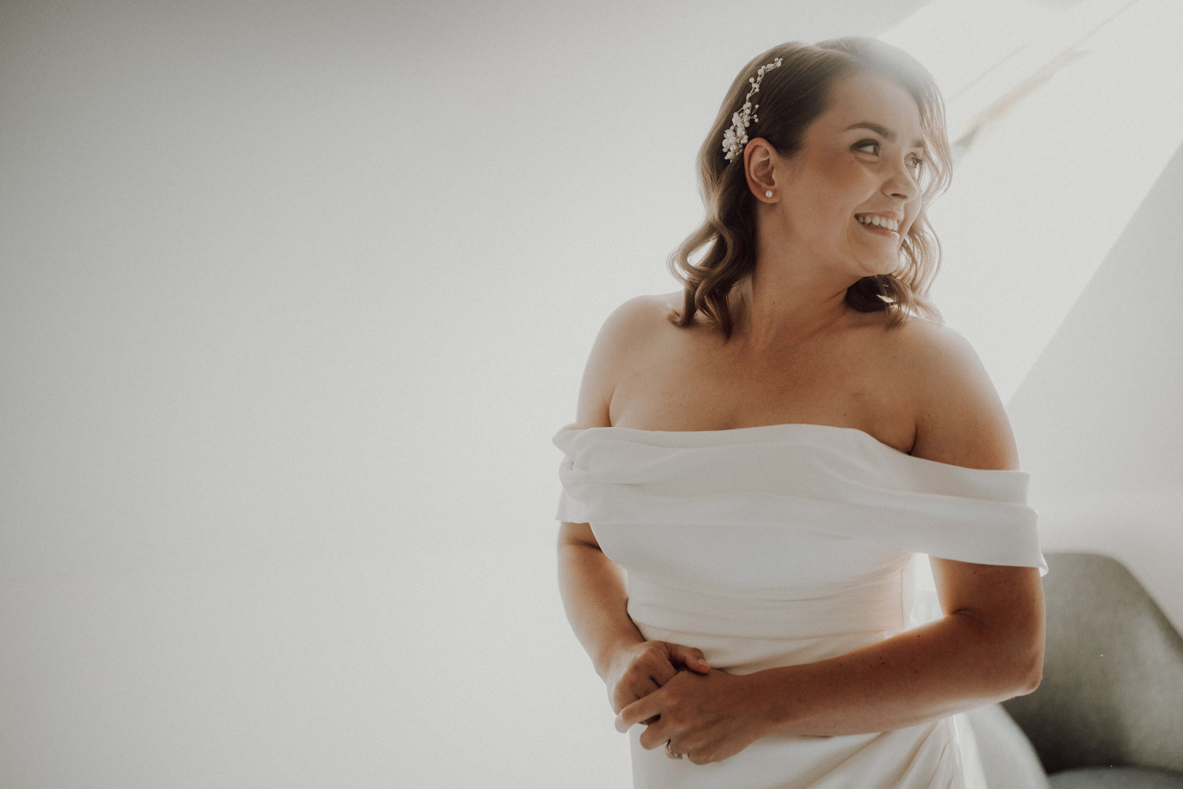 Nevěsta ve svatebních přípravách na místě Dvůr Gigant nedaleko od Plzně.