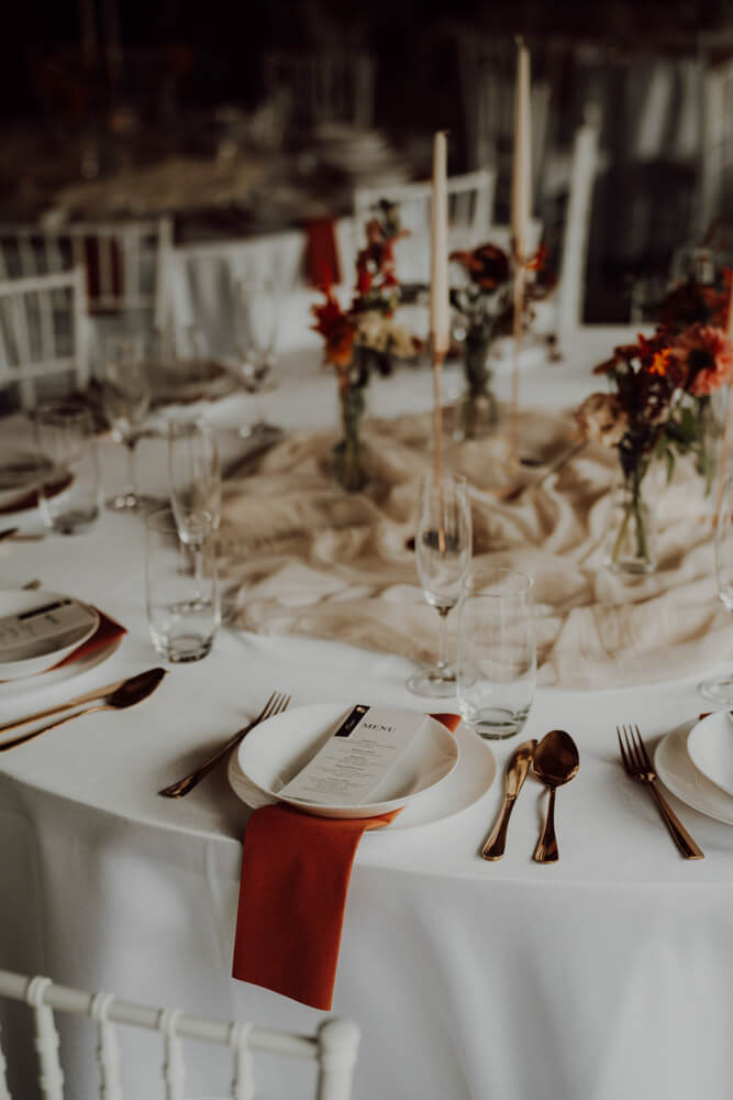 Přirozený moment ze svatebního dne zachycený dokumentárním stylem. Svatební fotografka Plzeň.