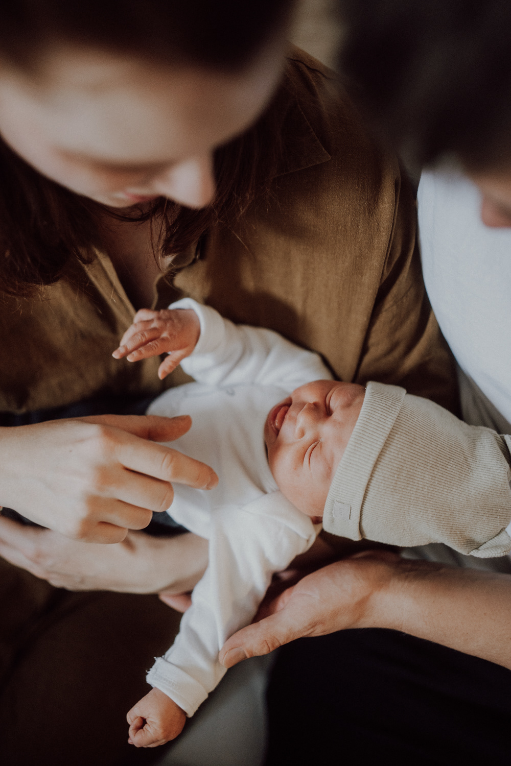 Fresh48 ~ přirozené focení prvních hodin po narození v Plzni a okolí. Detaily, klid a první doteky bez stylizace.