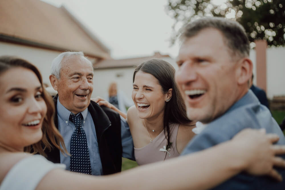 Radostná atmosféra prvního tance zachycená reportážním stylem. Svatební fotografka Plzeň.