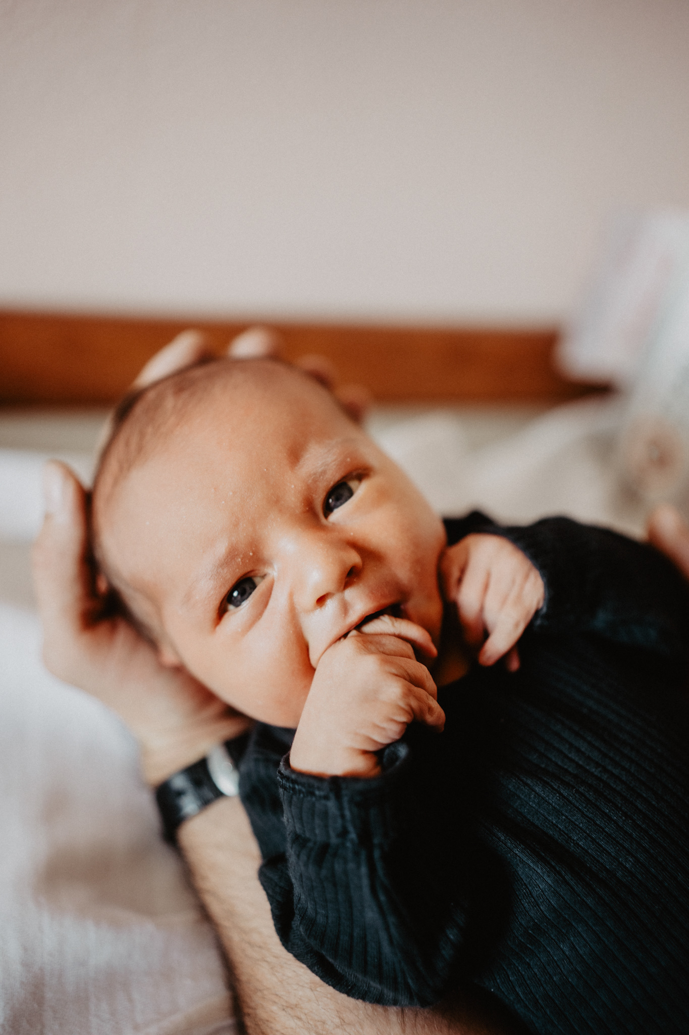 Fresh48 – přirozené focení prvních hodin po narození v Plzni a okolí. Detaily, klid a první doteky bez stylizace.