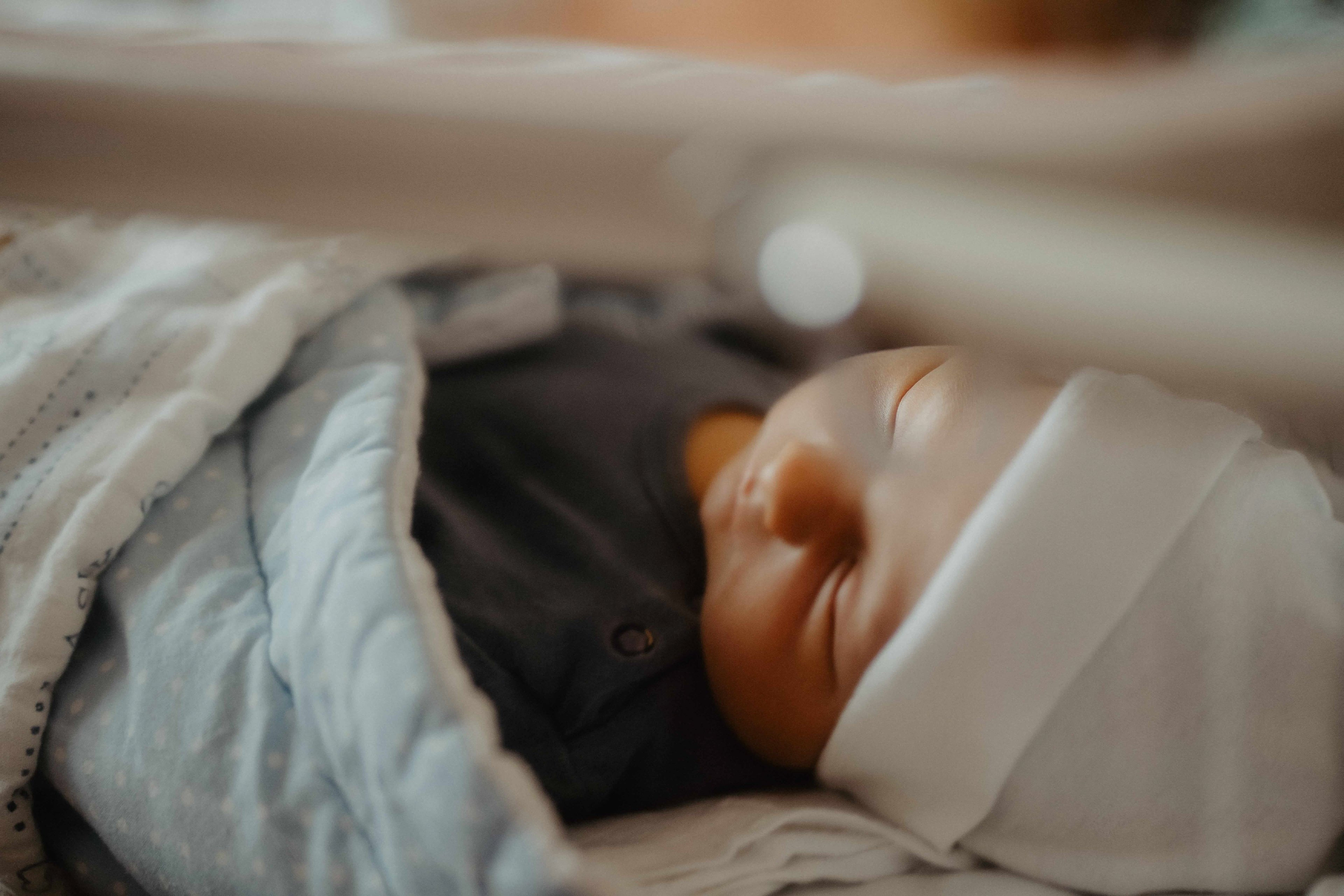 Fresh48 – přirozené focení prvních hodin po narození v Plzni a okolí. Detaily, klid a první doteky bez stylizace.