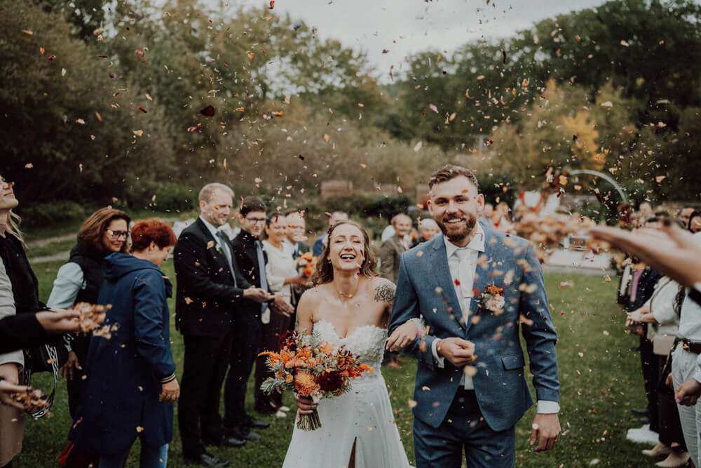 Přirozený moment ze svatebního dne zachycený dokumentárním stylem. Svatební fotografka Plzeň.