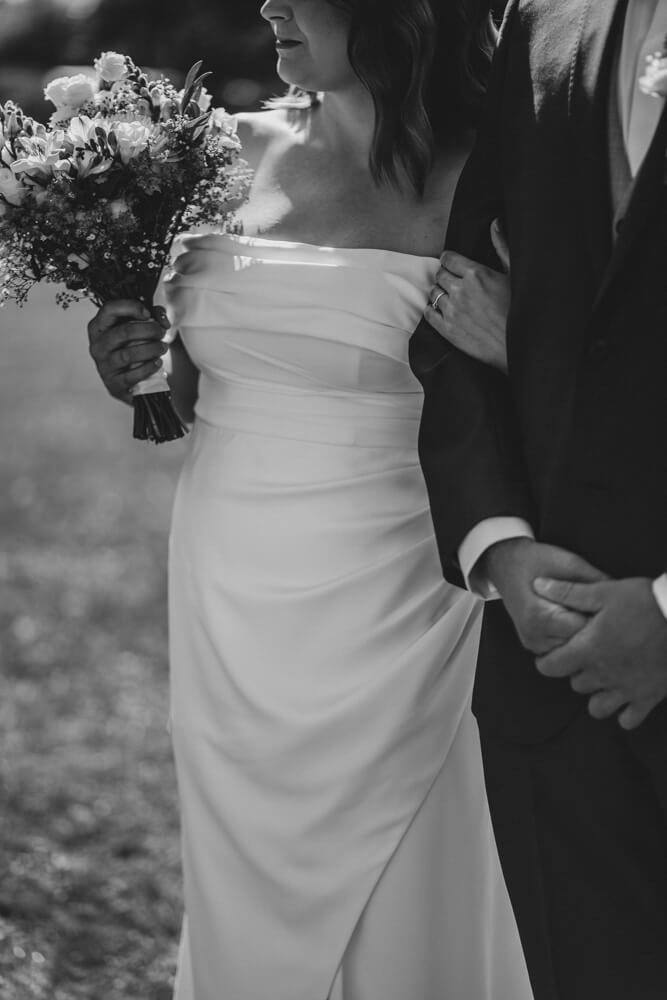 Přirozený moment ze svatebního dne zachycený dokumentárním stylem. Svatební fotografka Plzeň.