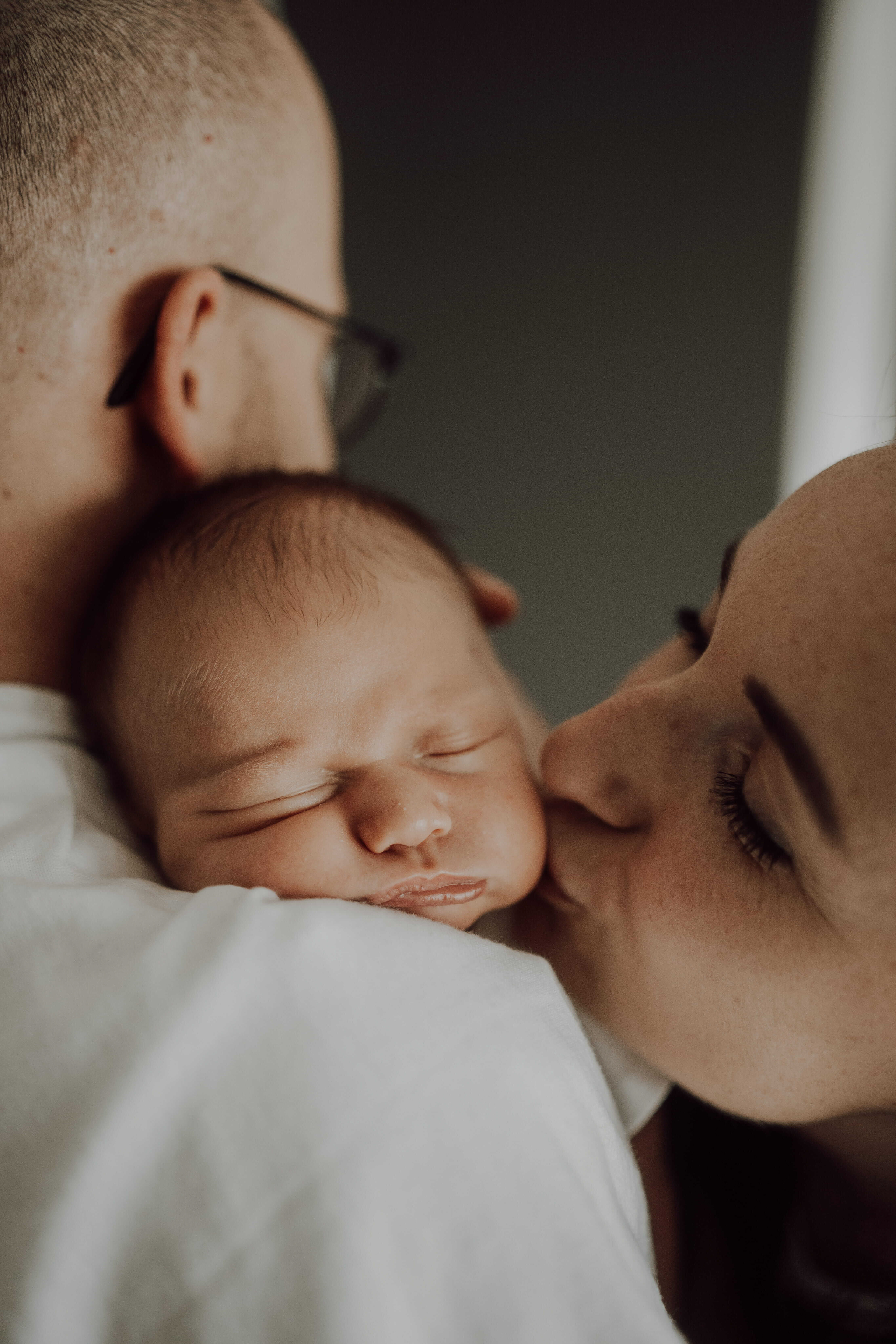 Fresh48 – přirozené focení prvních hodin po narození v Plzni a okolí. Detaily, klid a první doteky bez stylizace.