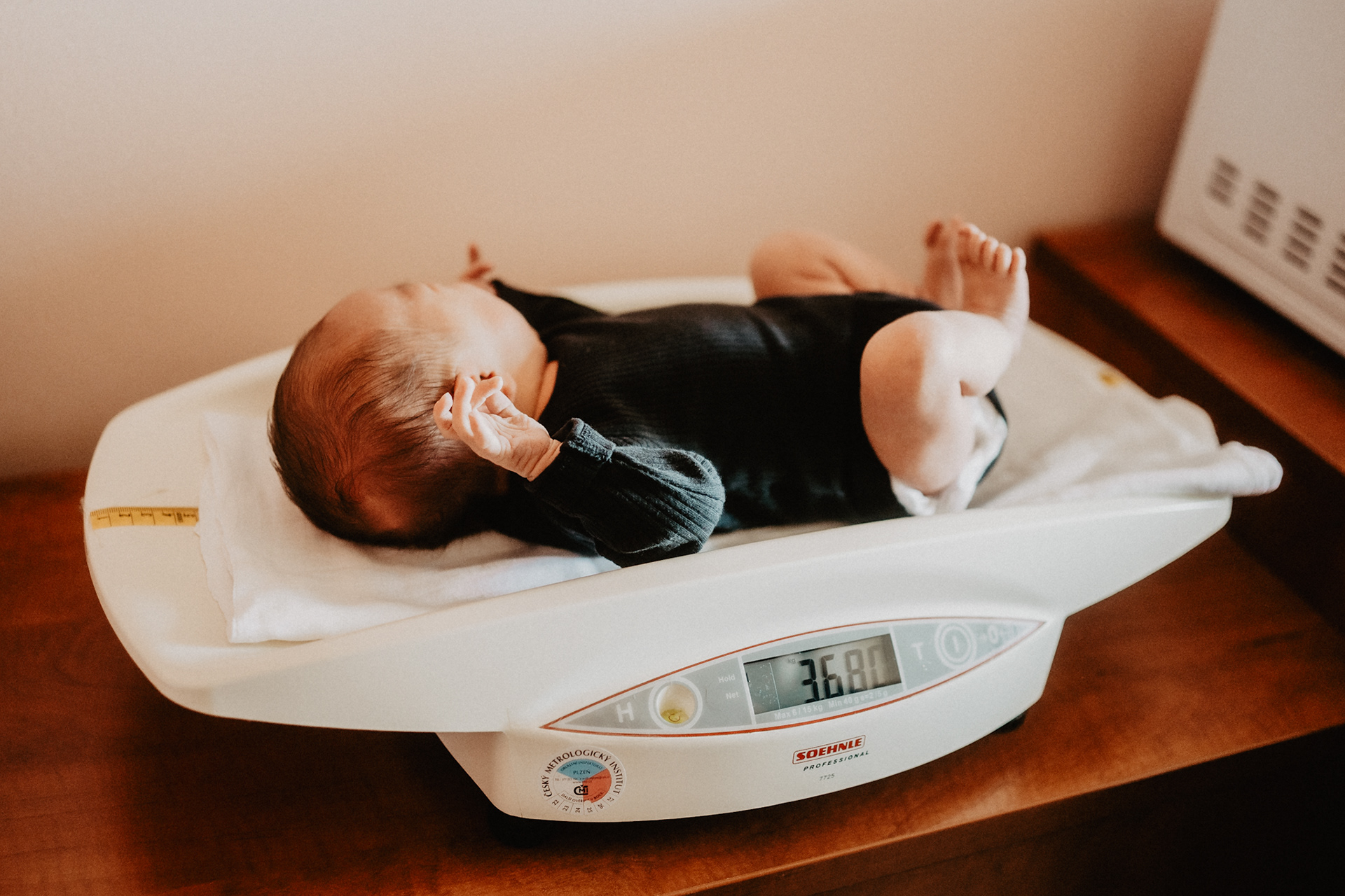 Fresh48 – přirozené focení prvních hodin po narození v Plzni a okolí. Detaily, klid a první doteky bez stylizace.