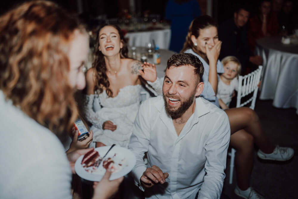 Radostná atmosféra svatební oslavy zachycená reportážním stylem. Svatební fotografka Plzeň.
