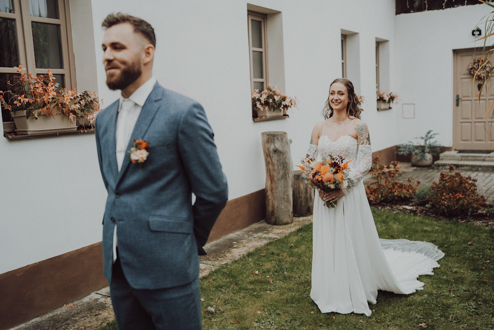 První setkání (first look) nevěsty a ženicha během svatebního dne na Statku Slatina. Přirozený moment plný emocí, bez póz a bez scénáře.