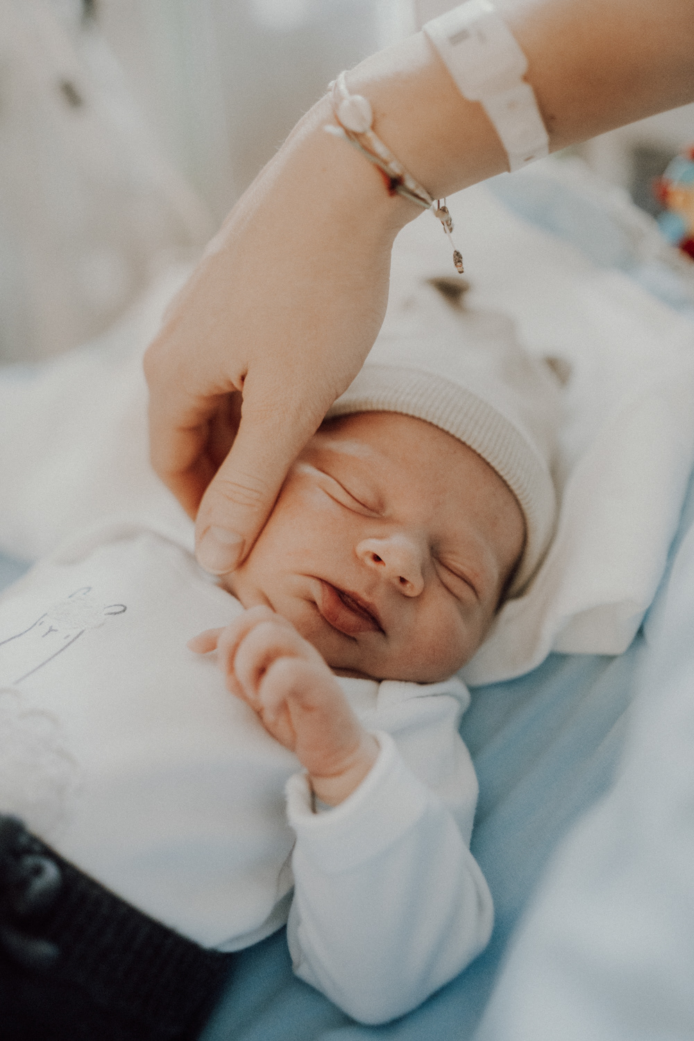 Fresh48 ~ přirozené focení prvních hodin po narození v Plzni a okolí. Detaily, klid a první doteky bez stylizace.