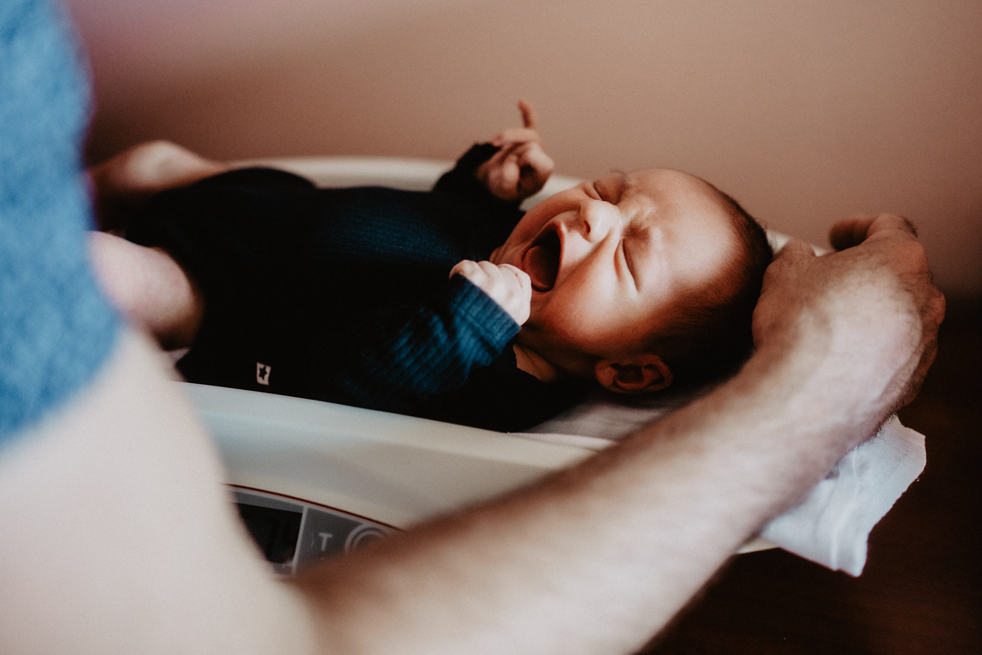 Fresh48 – přirozené focení prvních hodin po narození v Plzni a okolí. Detaily, klid a první doteky bez stylizace.