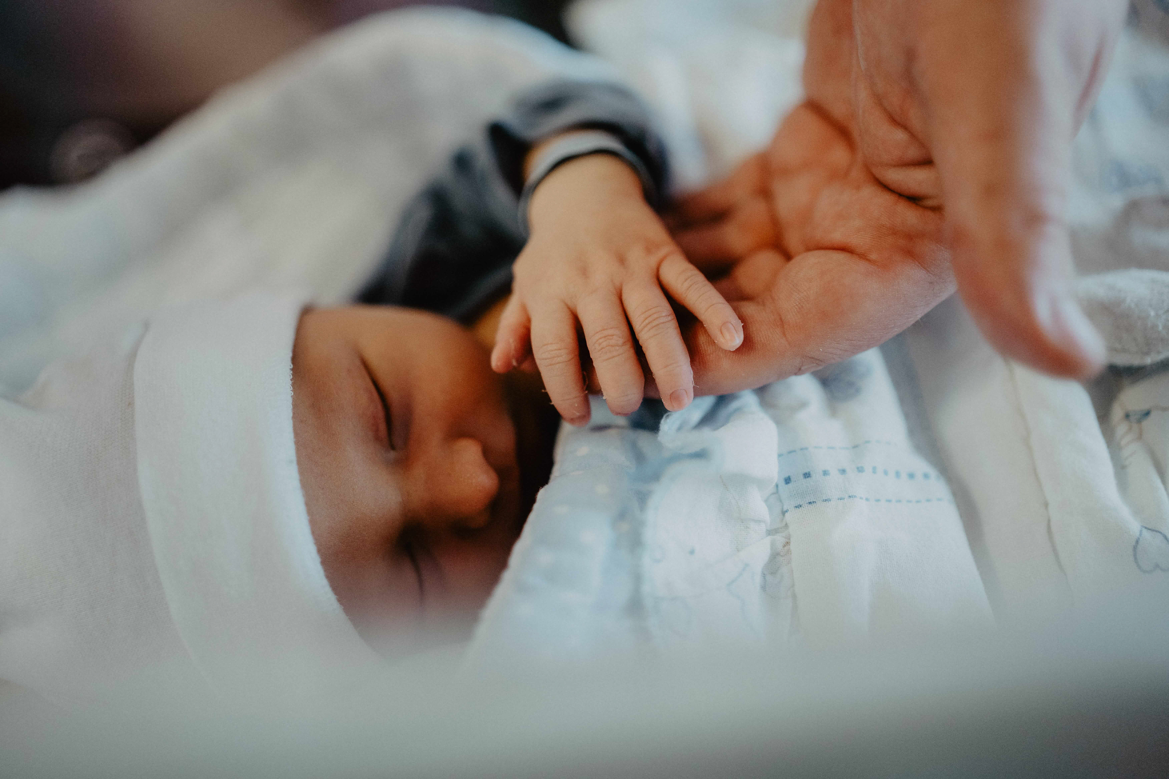 Fresh48 – přirozené focení prvních hodin po narození v Plzni a okolí. Detaily, klid a první doteky bez stylizace.