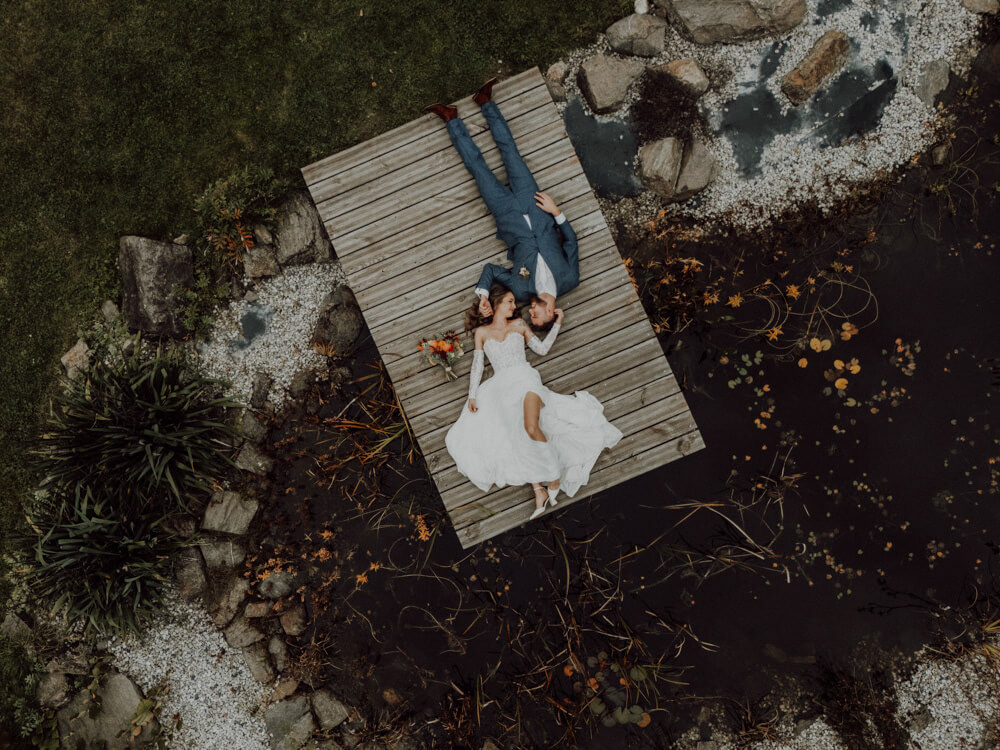 Portrétní fotografie novomanželů zachycená dronem na svatebním místě Statek Slatina.