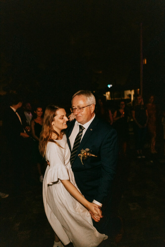 Přirozený moment ze svatebního dne zachycený dokumentárním stylem. Svatební fotografka Plzeň.