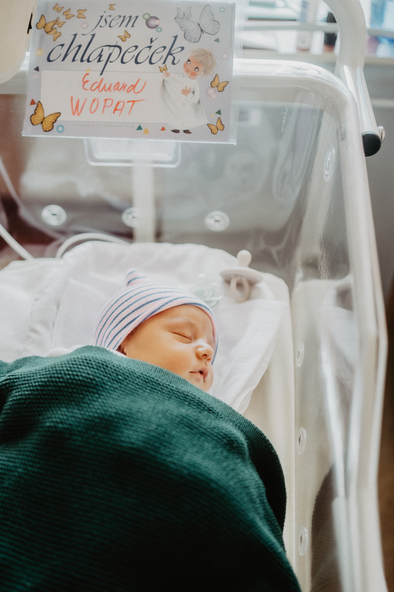 Fresh48 – přirozené focení prvních hodin po narození v Plzni a okolí. Detaily, klid a první doteky bez stylizace.