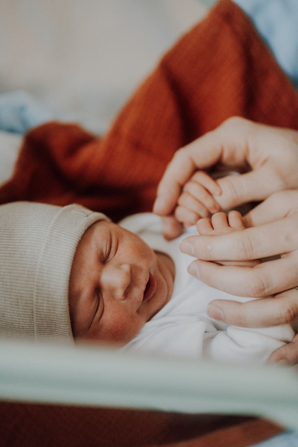 Fresh48 ~ přirozené focení prvních hodin po narození v Plzni a okolí. Detaily, klid a první doteky bez stylizace.