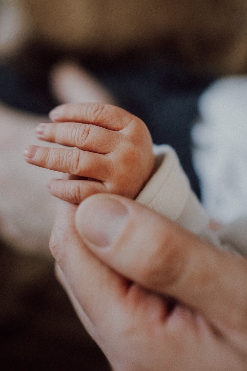 Fresh48 ~ přirozené focení prvních hodin po narození v Plzni a okolí. Detaily, klid a první doteky bez stylizace.