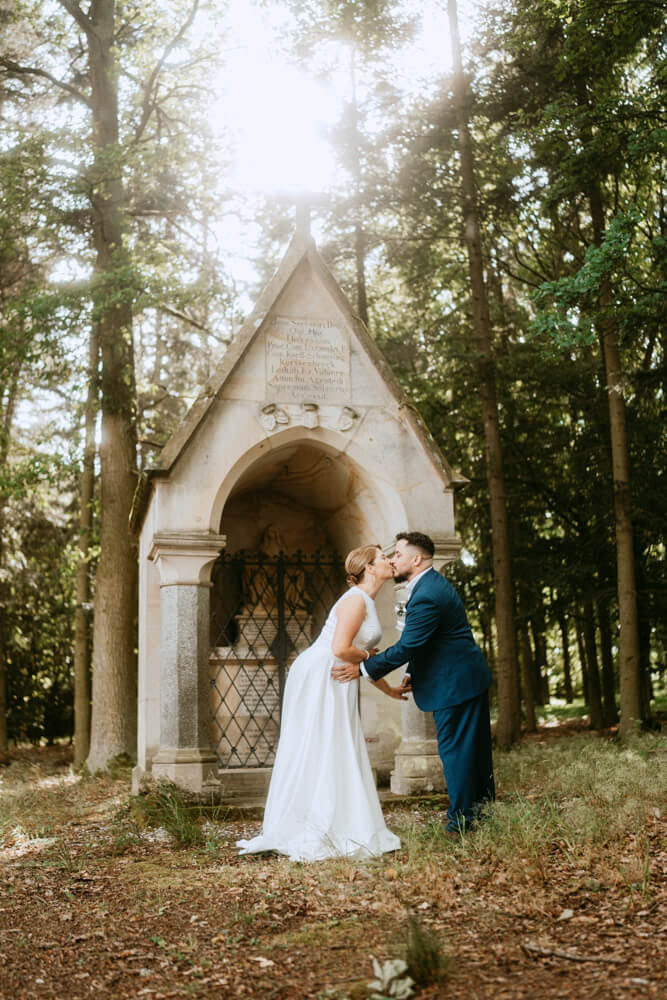 Intimní svatební obřad v přírodě zachycený bez zásahů. Autentická svatební fotografie z okolí Plzně.