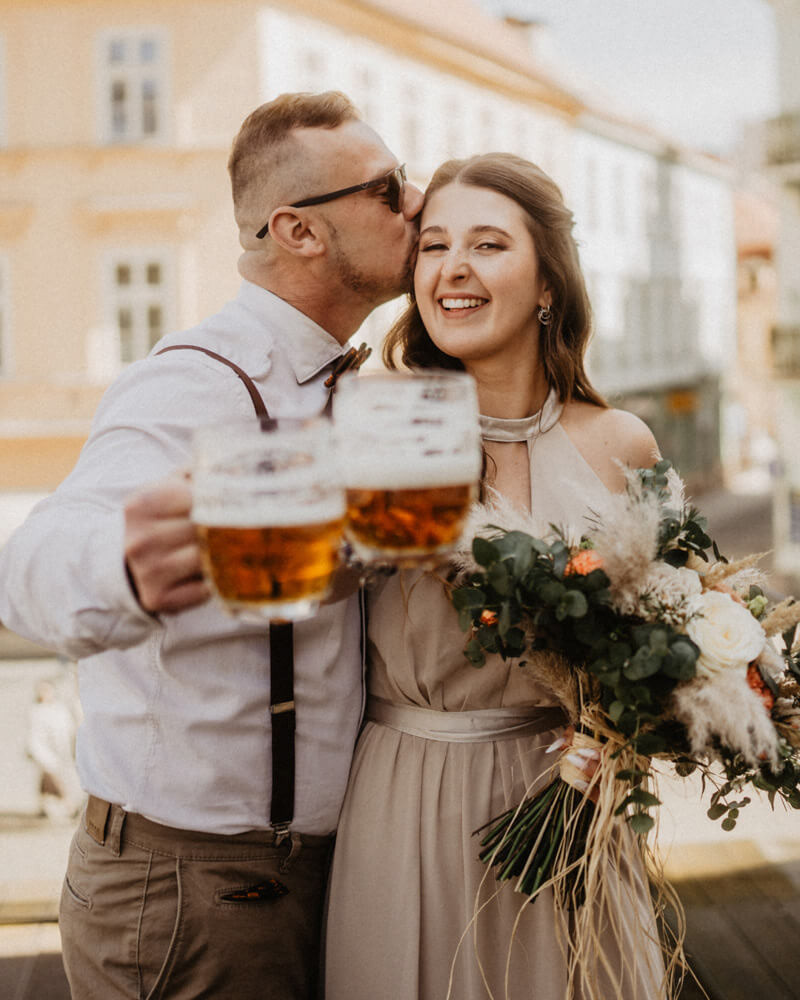 Přirozený moment ze svatebního dne zachycený dokumentárním stylem. Svatební fotografka Plzeň.