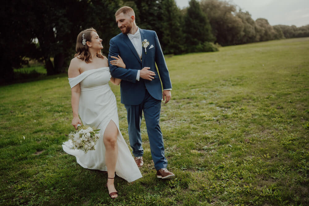 Přirozený moment ze svatebního dne zachycený dokumentárním stylem. Svatební fotografka Plzeň.