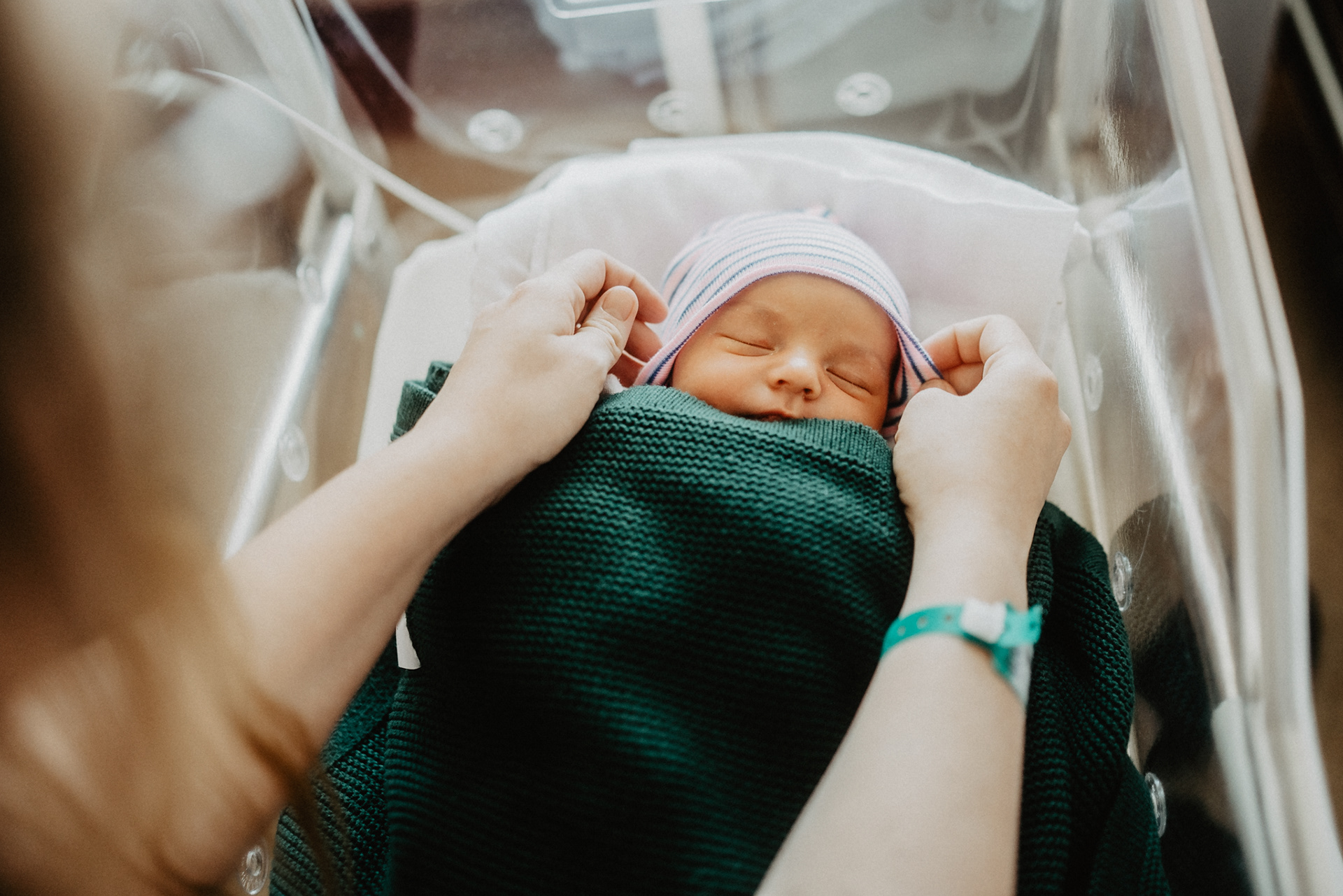 Fresh48 – přirozené focení prvních hodin po narození v Plzni a okolí. Detaily, klid a první doteky bez stylizace.