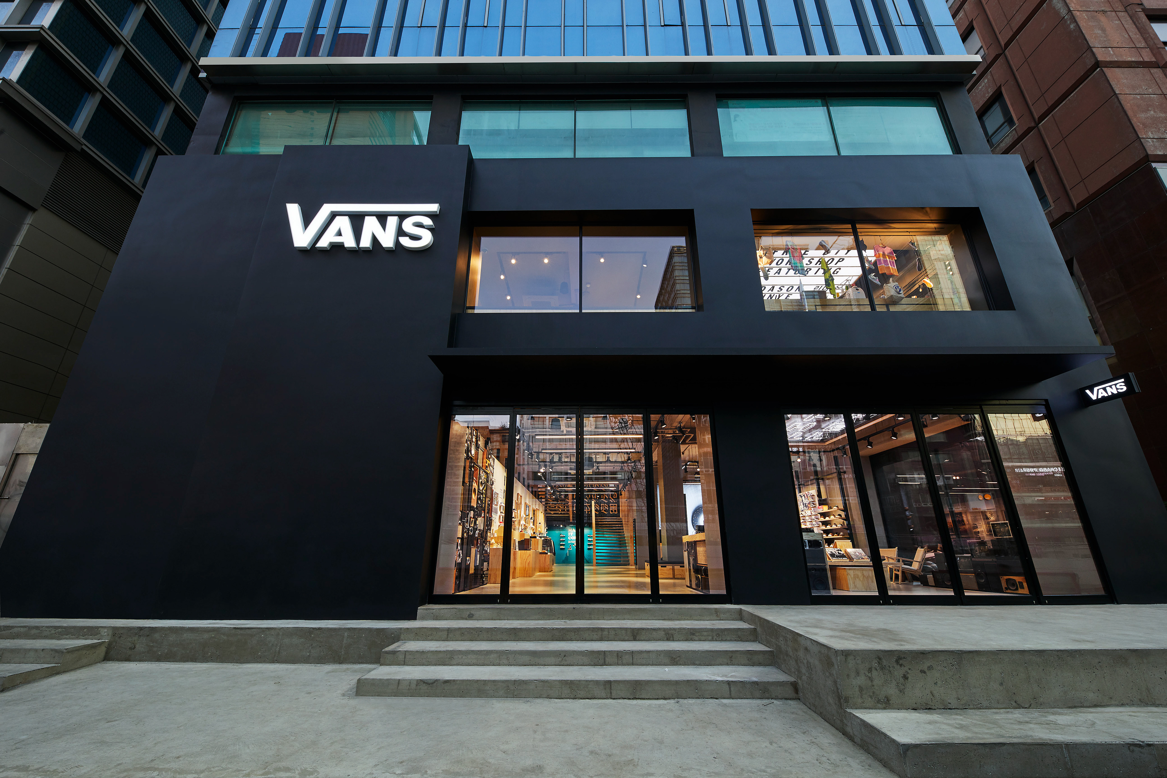 Brand showcase in Seoul, Korea. The façade was designed to be skateable
